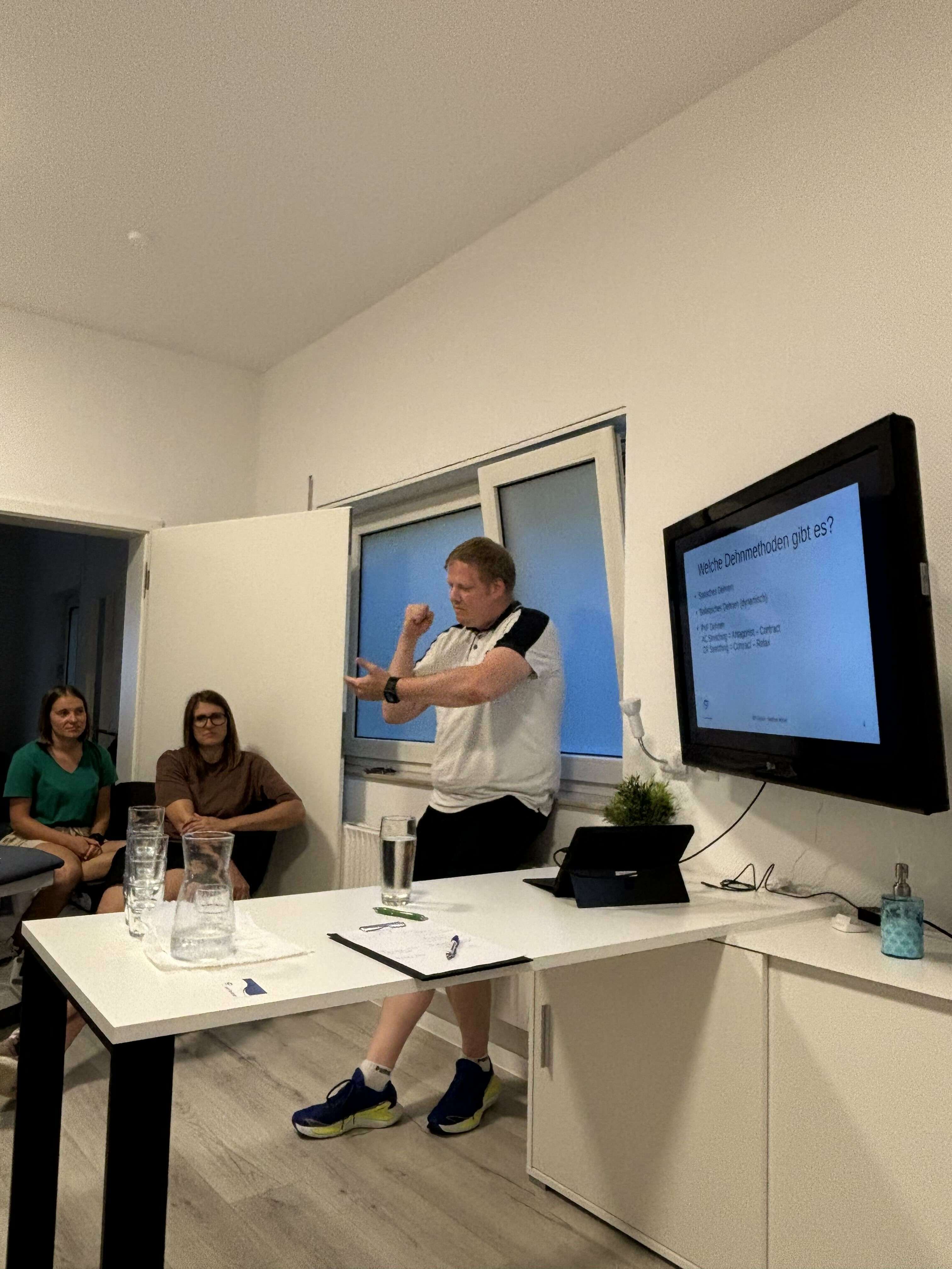 Stephan Meiser schult die Jugendtrainer zum Thema Dehnen und Verletzungsprophylaxe im Training